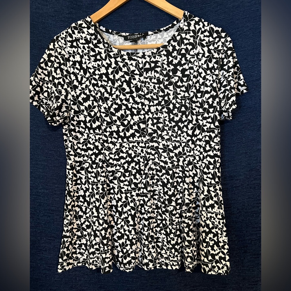 Roz & Ali Black & White Leaf Peplum Top